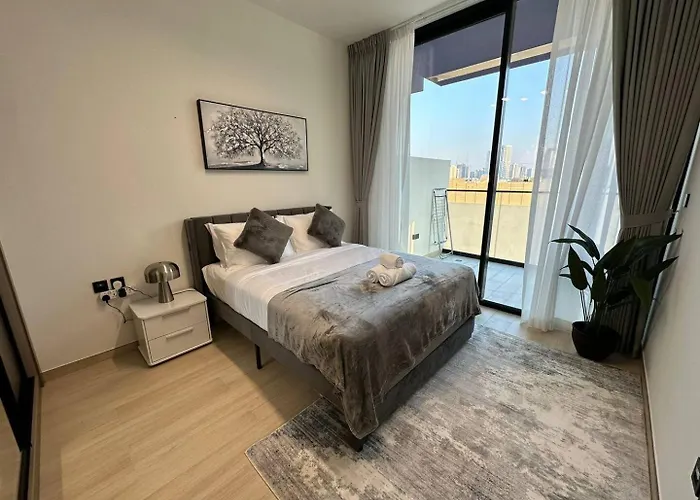 Roomy 1 Bedroom Apartment With Pool View